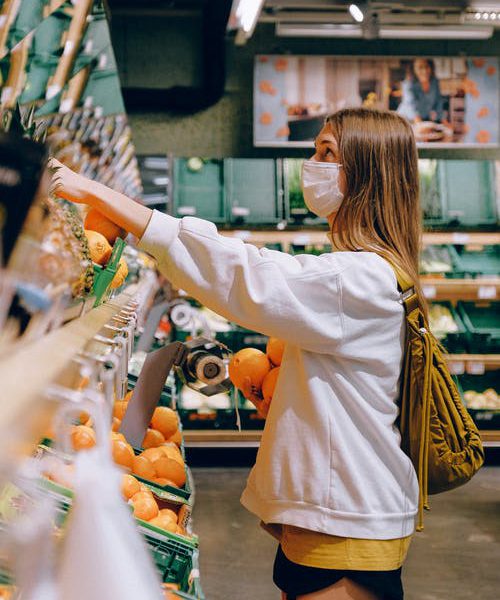 Comprador con mascarilla